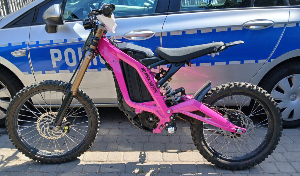 15 year old riding electric motorcycle capable of nearly 100 km h stopped by police in warsaw 20219