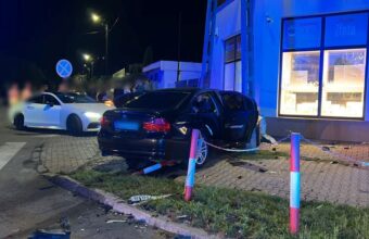 Crash at Intersection Sends BMW Crashing into Jewelry Store in 呕uromin crash at intersection sends bmw crashing into jewelry store in uromin 22430