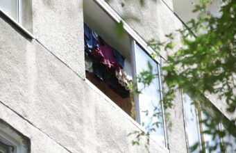 drunk mother charged after 4 year old survives fifth floor fall in om a 22951