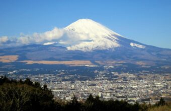 father leaves tired seven year old child on mount fuji and continues climbing police intervene 23738