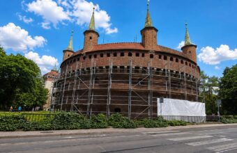 Krak贸w Barbican Disappears Behind Scaffolding: 1.9 Million PLN Renovation Set for Autumn 2027 krak w barbican disappears behind scaffolding 1 9 million pln renovation set for autumn 2027 23642