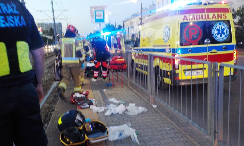 Municipal Guards Revive Unconscious 45-Year-Old Man at Warsaw Tram Stop municipal guards revive unconscious 45 year old man at warsaw tram stop 20845