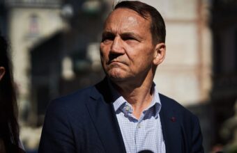 polish foreign minister rados aw sikorski pays tribute to ukrainian troops and condemns russian imperialism on independence day 24193