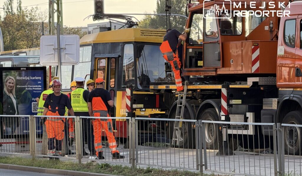 Tram Derails on Słomińskiego Street, Damaging Warsaw Infrastructure and Disrupting Lines 1, 20, and 28 tram derails on s omi skiego street damaging warsaw infrastructure and disrupting lines 1 20 and 28 20110