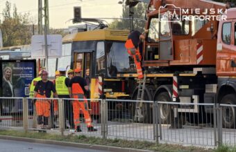 tram derails on s omi skiego street damaging warsaw infrastructure and disrupting lines 1 20 and 28 20110