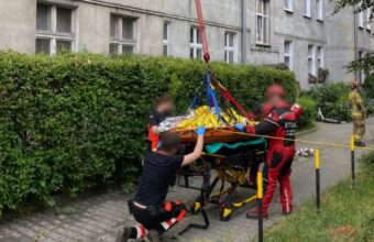 Wroc艂aw Firefighters Evacuate Overweight Patient from Fourth Floor Using Alpine Techniques wroc aw firefighters evacuate overweight patient from fourth floor using alpine techniques 22451